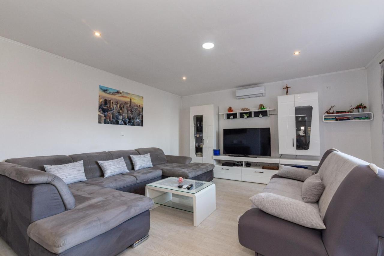 מאקרסקה Navis Sea View Apartment With Pool מראה חיצוני תמונה